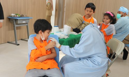 Pemberian Vaksin HPV dan MR pada siswa SD IISS